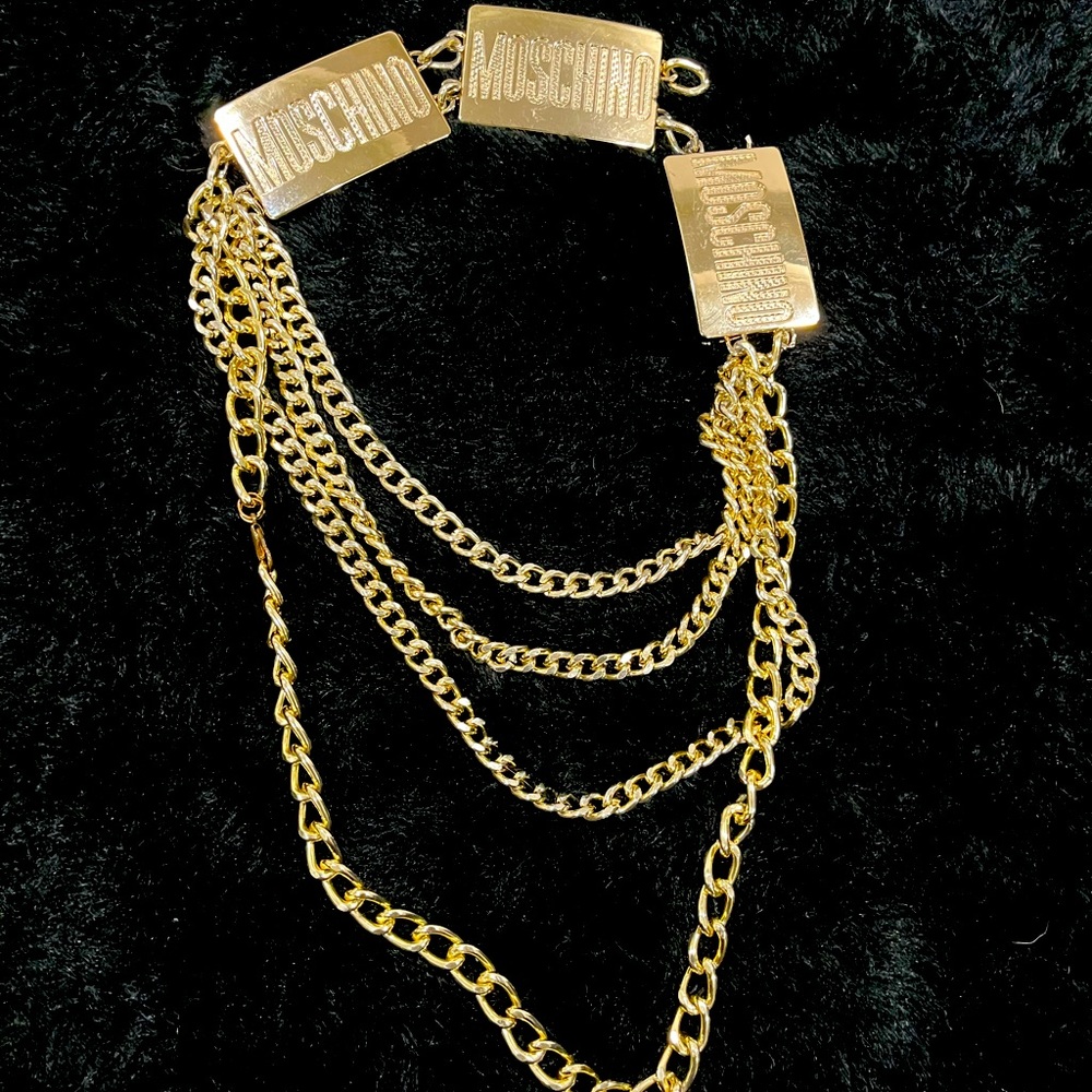 Moschino gold belt for all those who desire the flash of the flashy brand!